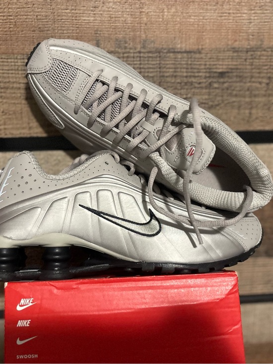 Nike Men’s Shox Silver and Black Cushioned Athletic Shoes main image 6